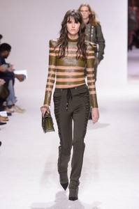 balmain-m-rf18-0816.thumb.jpg.100b7fb21a8c2612f05d5d0a062108d3.jpg