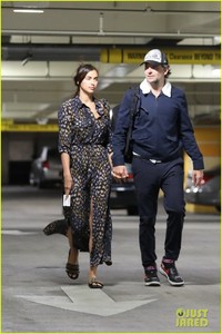 bradley-cooper-irina-shayk-hold-hands-01.thumb.jpg.7422a16f48a8fe668e29dcdc1561f347.jpg