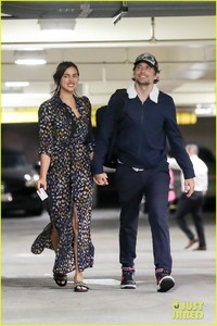 bradley-cooper-irina-shayk-hold-hands-02.thumb.jpg.e9d8d4858d122e4d4adb3c84ba613b01.jpg