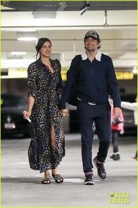 bradley-cooper-irina-shayk-hold-hands-04.thumb.jpg.ade7fa622a1f149cc30f355837560b25.jpg