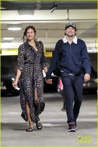 bradley-cooper-irina-shayk-hold-hands-06.thumb.jpg.6d6ed33fb1c45ad0dc7b6c7c48e20373.jpg