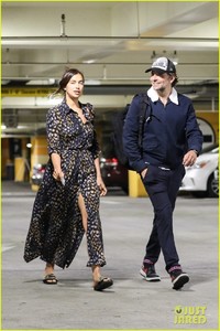 bradley-cooper-irina-shayk-hold-hands-07.thumb.jpg.3b3add47bbe28fd718819197cd291838.jpg