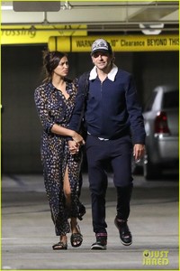 bradley-cooper-irina-shayk-hold-hands-10.thumb.jpg.038ab5f01a8d7a587f0b798a132da60e.jpg