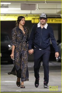 bradley-cooper-irina-shayk-hold-hands-12.thumb.jpg.590ca15481fc6efaf0117b1216b832ee.jpg