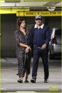 bradley-cooper-irina-shayk-hold-hands-13.thumb.jpg.87e4b0d022cb62f0bd920a6519b469c2.jpg