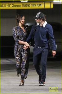 bradley-cooper-irina-shayk-hold-hands-17.thumb.jpg.aeb7ea4977f6cc9239b2be921a7deaee.jpg