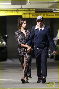 bradley-cooper-irina-shayk-hold-hands-26.thumb.jpg.2cd5d56836f88818376cc2526c1ac548.jpg