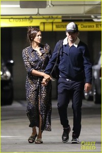 bradley-cooper-irina-shayk-hold-hands-27.thumb.jpg.d2d74a839f7f9ce77ad5d1ed700edd41.jpg