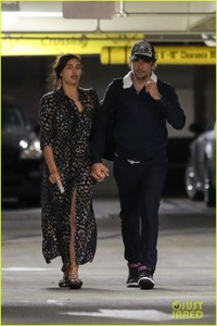 bradley-cooper-irina-shayk-hold-hands-30.thumb.jpg.26673f5aacb48fdcfffe0cf84e1461f1.jpg