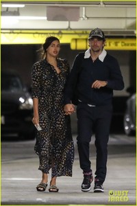 bradley-cooper-irina-shayk-hold-hands-31.thumb.jpg.c1f47cb6badda19bac6754868994a867.jpg