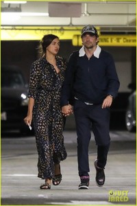 bradley-cooper-irina-shayk-hold-hands-33.thumb.jpg.c6b07c9c0230f5c66377ec59a758b5b2.jpg