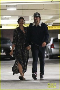 bradley-cooper-irina-shayk-hold-hands-35.thumb.jpg.149ee68b158dbcb0e074d9dd051dffd4.jpg