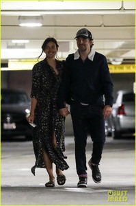 bradley-cooper-irina-shayk-hold-hands-36.thumb.jpg.aa8622e8abb8daf9f7320cad19a780de.jpg