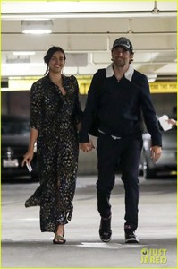 bradley-cooper-irina-shayk-hold-hands-37.thumb.jpg.fdd0e5553161b83f581f07b923980607.jpg