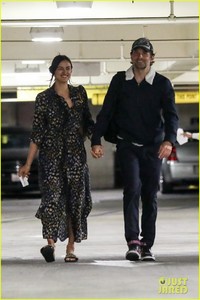 bradley-cooper-irina-shayk-hold-hands-38.thumb.jpg.d7a33f078787d11dd4bcfc219d608369.jpg