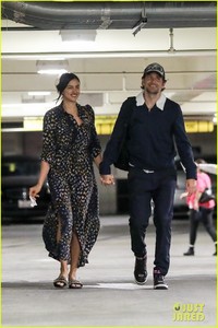 bradley-cooper-irina-shayk-hold-hands-40.thumb.jpg.307abe79282665996acd852ad1c07600.jpg