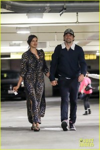 bradley-cooper-irina-shayk-hold-hands-41.thumb.jpg.c2fe75405d55ea7b00a4c9d755f17268.jpg