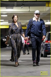 bradley-cooper-irina-shayk-hold-hands-44.thumb.jpg.7b502a27532222b1eb5beefcdf2a2149.jpg