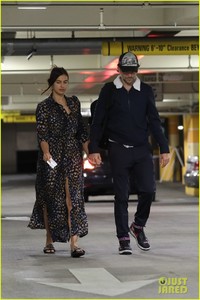 bradley-cooper-irina-shayk-hold-hands-45.thumb.jpg.3adfc702cf1d76e9fc9a3a5ac3e13198.jpg