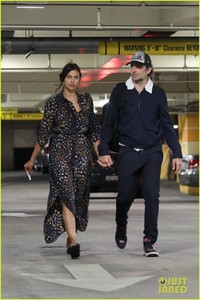 bradley-cooper-irina-shayk-hold-hands-46.thumb.jpg.8d2d03c09559dd75074e7097b812f005.jpg