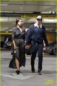 bradley-cooper-irina-shayk-hold-hands-49.thumb.jpg.8145939eeea333ae096c9f6ac62c3354.jpg