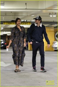 bradley-cooper-irina-shayk-hold-hands-50.thumb.jpg.1a5f88e7689f9ca2da5bd348a8594ec6.jpg