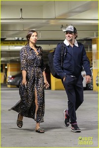 bradley-cooper-irina-shayk-hold-hands-51.thumb.jpg.1c4b7cda979855637c5dcf2b6b20ac89.jpg