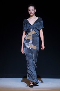 chalayan-rf17-0182.thumb.jpg.a7e6e1718c2197dd047cc146056ce2d6.jpg