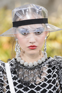 chanel-clpa-rs18-9368.thumb.jpg.5881bcbbb008b4adabed18066f864e95.jpg