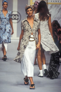 chanel-ss-1993-11.thumb.jpg.fdb2892dea8b08ba6d27695614030c64.jpg