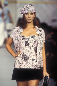 chanel-ss-1993-2.thumb.jpg.3f3b946d9407340a9ae2e837a63f2879.jpg