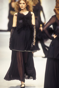 chanel-ss-1993-20.thumb.jpg.c2f6b81c5b02450ca84dfec7850e5e6b.jpg