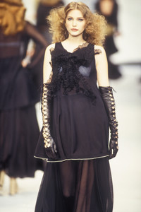 chanel-ss-1993-21.thumb.jpg.f6949faff21262dd448c0dacfe78e8f1.jpg