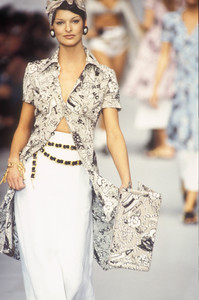 chanel-ss-1993-23.thumb.jpg.bae41f8ab876daab44ad728e8cbe06f6.jpg