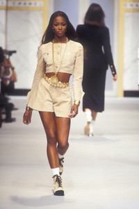 chanel-ss-1993-3.thumb.jpg.b1d42323940698733a40b619534c7b6f.jpg