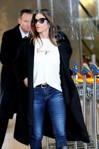 cindy-crawford-and-kaia-gerber-at-charles-de-gaulle-airport-in-paris-01-19-2018-3.jpg