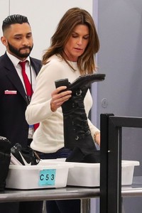 cindy-crawford-and-kaia-gerber-at-charles-de-gaulle-airport-in-paris-01-19-2018-8.jpg