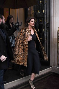 cindy-crawford-leaves-the-georges-v-hotel-in-paris-0.jpg