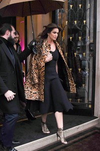 cindy-crawford-leaves-the-georges-v-hotel-in-paris-1.jpg