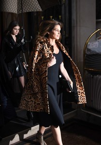 cindy-crawford-leaves-the-georges-v-hotel-in-paris-3_thumbnail.jpg