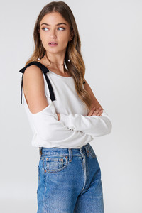 debi_flue_cold_shoulder_sweater_1552-000000-0001_01a.jpg