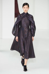 delpozo-rf17-0311.thumb.jpg.4633a415b33de063d1ba8a3eee0e0bfa.jpg