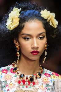 dolce-e-gabb-clp-rs18-1910.thumb.jpg.c30b8a070b9df6a4d2f5347da39e99b3.jpg