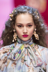 dolce-e-gabb-clpa-rs18-0125.thumb.jpg.28cd0ccdcdb0b05218589650daa52d83.jpg