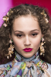 dolce-e-gabb-clpa-rs18-0136.thumb.jpg.2afa06f7cb01382299b15e41dd2316b5.jpg