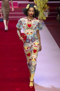 dolce-e-gabb-rs18-4757.thumb.jpg.5b49969beb71b4c13a5f23e11c95ba1c.jpg