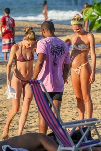 doutzen-kroes-and-candice-swanepoel-at-beach-in-bahia-15.jpg