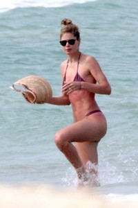 doutzen-kroes-in-bikini-enjoys-beach-day-in-bahia-3.jpg