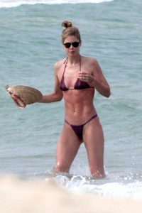 doutzen-kroes-in-bikini-enjoys-beach-day-in-bahia-4.jpg