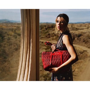 edie_miumiu_ss18_8jan18_alasdairmclellan_2.thumb.jpg.b88fe09f23b603c40c55e79756cbf110.jpg